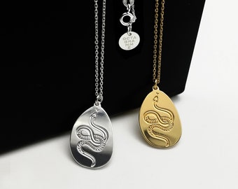 Chaîne avec médaille ovale SERPENT gravée , Snake pendant