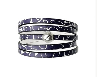 Bracelet en cuir 5 tours à motif bleu et blanc LIGHT avec fermoir aimanté boule plaqué argent , reflets sur l'eau , piscine