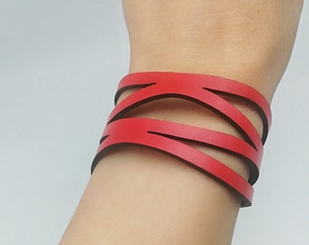 Bracelet Manchette en cuir design  WAVE  découpé au laser  Fermoir aimanté facile d'utilsation Plusieurs tailles et coloris