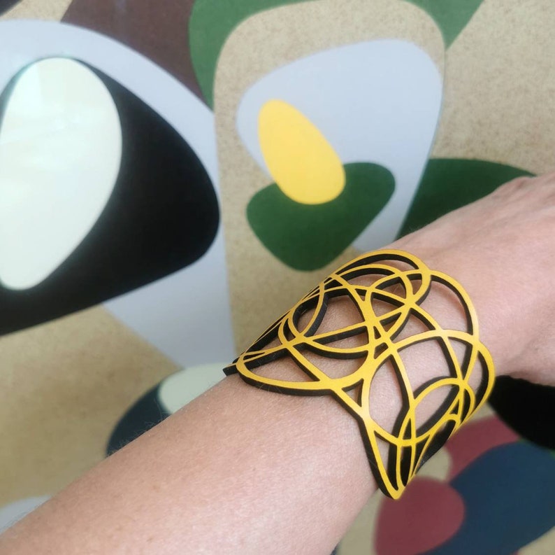 Women's laser cut Leather Bracelet with graceful intertwined lines, ajustable, elegant easy to use magnetic clasp 3 Jaune