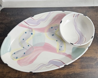 Ceramiczny talerz i miska w stylu vintage z lat 80. i 90. w pastelowych kolorach: różowym, niebieskim, zielonym i żółtym