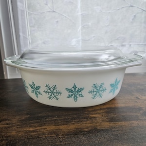 Vintage Pyrex 1.5 Quart Casserole Dish White Turquoise Teal Blue Snowflakes w/ Lid