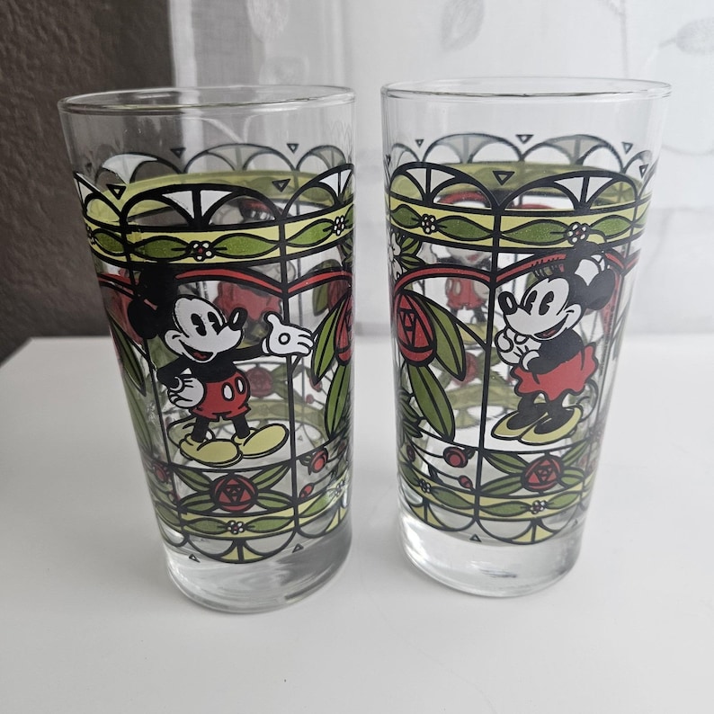Kolekcjonerskie szklanki witrażowe z Myszką Miki i Minnie w stylu vintage Disney zdjęcie 2