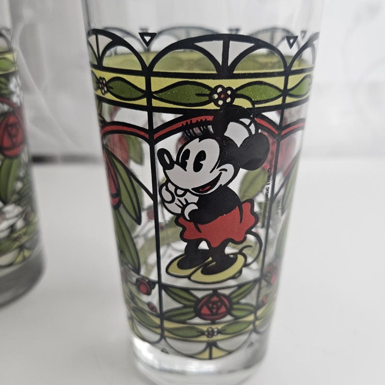 Kolekcjonerskie szklanki witrażowe z Myszką Miki i Minnie w stylu vintage Disney zdjęcie 3