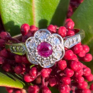 Hermoso anillo vintage de oro de 18 quilates con diamantes y rubíes de 0,34 ct