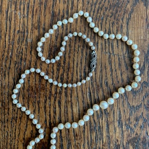 Vintage String Of Graduated Pearls With Silver Marcasite Clasp/Mother of pearl/natural pearls/pearls necklace/pearls beads/pearl and silver