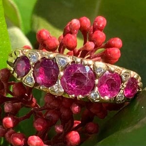 Viktoriansk 18 karat guldring med rubin och diamanter