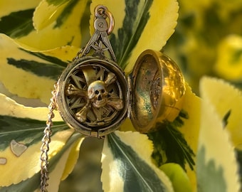 Very Rare & Unusual 9ct Gold Masonic Ball Pendant