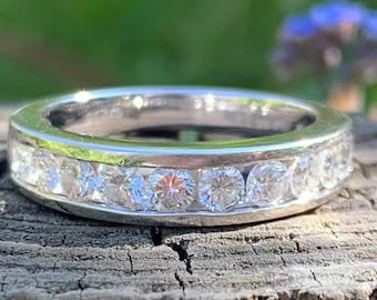 Anillo vintage de media eternidad con diamantes de talla brillante redonda de 0,75 quilates en oro blanco de 9 quilates