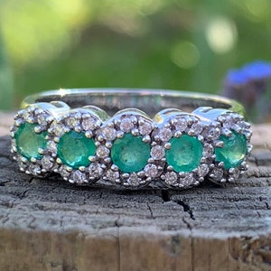 Anillo de media eternidad con diamantes y esmeraldas de 0,50 quilates de segunda mano engastado en oro blanco de 9 quilates