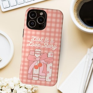 Capa de celular com tema literário para iPhone 16 | Linda capa de celular rosa com tema de livro para leitores | Capa estética literária para iPhone | Presente para amantes de livros