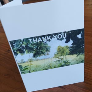 Biglietto di ringraziamento. Biglietto d'auguri con paesaggio acquerellato, vuoto all'interno e con busta, avvolto nella plastica. Formato A6.