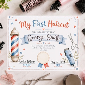 Puede incluir: Un certificado titulado My First Haircut para George Smith, con un poste de barbero, tijeras y cortapelos en acuarela. Incluye espacios para la estilista Amelia William y la fecha 15 de mayo de 2026, decorado con pequeñas estrellas y corazones.