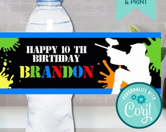 Puede incluir: Etiqueta de botella de agua con fondo negro y salpicaduras de pintura de colores. La etiqueta dice "Feliz 10º cumpleaños Brandon" y presenta una silueta de una persona jugando al paintball. La etiqueta está diseñada para ser personalizada con el nombre "Coril".