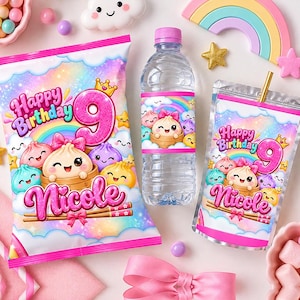 Può includere: Un set per feste di compleanno con un sacchetto di snack, una bottiglia d'acqua e una busta per bevande, decorati con arcobaleno, nuvole e un simpatico raviolo. Ogni articolo riporta la scritta Happy Birthday 9 Nicole in rosa e viola.