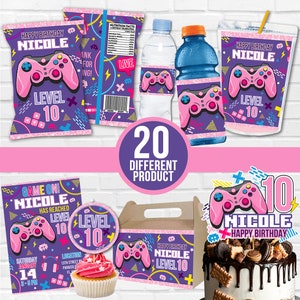 Può includere: Una collezione di articoli per feste a tema videogiochi. Include sacchetti di patatine, etichette per bottiglie d'acqua, bicchieri, inviti, un cake topper e un cupcake. Lo schema dei colori è viola, rosa e blu, con il testo "Happy Birthday Nicole" e "Level 10".