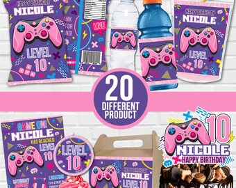 Könnte beinhalten: Eine Sammlung von Partyartikeln mit Videospiel-Motiv. Enthält Chipstüten, Wasserflaschenetiketten, Trinkbecher, Einladungen, einen Tortenaufsatz und einen Cupcake. Das Farbschema ist lila, rosa und blau, mit dem Text "Happy Birthday Nicole" und "Level 10".