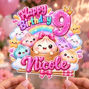 Może przedstawiać: Topper na tort z napisem Happy Birthday i Nicole w brokatowej różowej czcionce, dużą cyfrą 9 oraz centralnie umieszczonym pierożkiem w bambusowym koszyku. Projekt zawiera kolorowe pierożki, chmurki, gwiazdki i tęczę w stylu kreskówkowym.