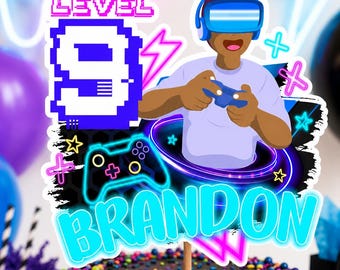 Può includere: Un topper per torta raffigurante un giocatore di videogiochi in stile cartoon con visore VR e controller. Il design include il testo LEVEL 9 e BRANDON in blu brillante, circondato da fulmini, stelle e un'icona di controller stile neon.