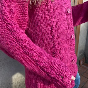 Cardigan lungo in alpaca fucsia con trecce, cardigan fatto a mano, maglioni UMAUMA, cardigan con bottoni, San Valentino, cappotto in alpaca