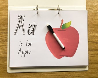 Könnte beinhalten: Ein weißes Trockenlöschboard mit einer roten Apfel-Illustration und den Buchstaben "A a" in schwarzem Stift geschrieben. Der Text "is for Apple" ist unter den Buchstaben geschrieben. Ein weißer Trockenlöschmarker liegt auf dem Board.