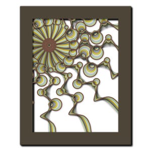 Może przedstawiać: Abstrakcyjny wydruk artystyczny w brązowej ramie. Grafika przedstawia centralny okrągły wzór z promienistymi liniami w odcieniach żółci, zieleni i brązu. Do centralnego wzoru dołączone są okręgi i zakrzywione linie o różnych rozmiarach i podobnych kolorach.