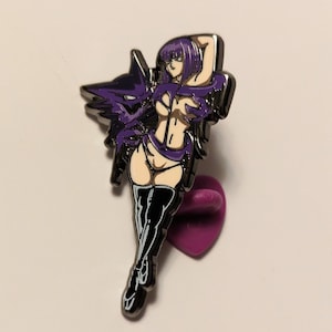 Könnte beinhalten: Ein lila-schwarzer Emaille-Pin mit einem Anime-Charakter mit lila Haaren und schwarzen Stiefeln. Der Pin hat eine silberne Umrandung und eine lila Rückseite.