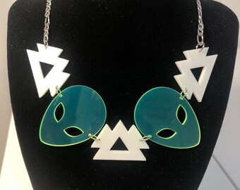 Wakaan alien glow in the dark necklace set