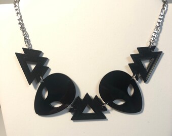 Wakaan alien glow in the dark necklace set