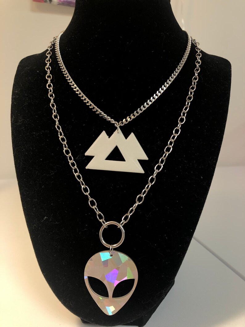 Wakaan alien glow in the dark necklace set