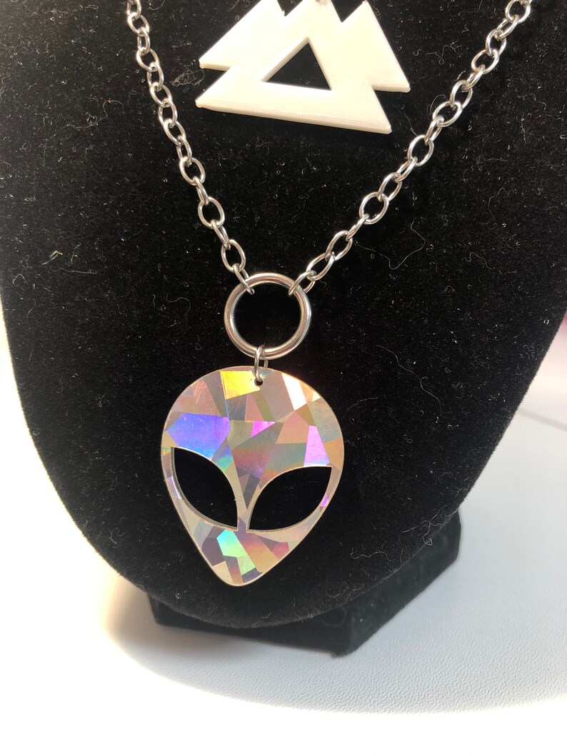 Wakaan alien glow in the dark necklace set
