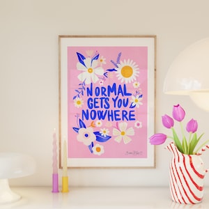Affiche rose maximaliste - art mural tendance - dicton drôle : citation normale ne vous mène nulle part, téléchargement immédiat imprimable floral éclectique coloré