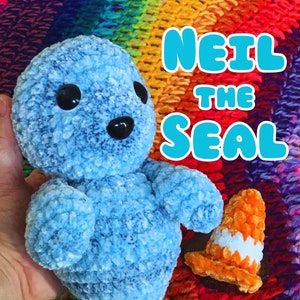 Può includere: Uno schema all'uncinetto per una foca blu di nome Neil. Lo schema si chiama "Neil the Seal" ed è uno schema all'uncinetto digitale di DieHard Designs.