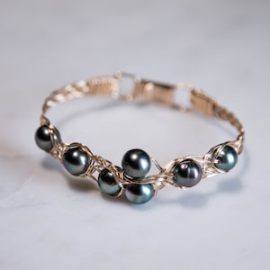 TEHANE Armband - Handgewebtes 14K Gold Filled Drahtarmband mit 7 Tahitiperlen