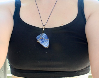 Collar colgante de cristal envuelto en alambre de cuarzo azul