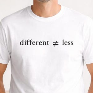 Maglietta "Diverso ≠ Meno", Maglietta Neurodivergente, Maglietta Autismo, Maglietta ADHD, Maglietta Appassionato di Matematica, Maglietta per Nerd della Scienza, Maglietta con Equazione Minimalista