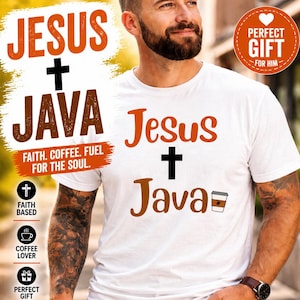 Könnte beinhalten: Weißes T-Shirt mit den Worten "Jesus + Java" in Orange und Braun, einem schwarzen Kreuz und einer Kaffeetassen-Grafik. Das Shirt hat auch den Text "Faith. Coffee. Fuel for the Soul."