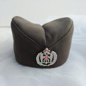 Serbska czapka Sajkaca z odznaką Kokarda – wełniana czapka wojskowa