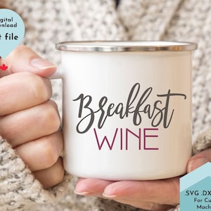 Könnte beinhalten: Weißer Emaille-Becher mit silbernem Rand, mit den Worten "Breakfast Wine" in stilvoller Schrift. Der obere Text ist dunkelgrau und der untere Text ist ein tiefes Magenta. Eine digitale Download-Schneidedatei.