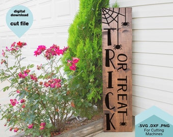 Könnte beinhalten: Ein braunes Holzschild mit den Worten "Trick or Treat" in schwarzen Buchstaben. Das Schild ist mit einem Spinnennetz und Spinnen verziert. Das Schild ist für Schneidemaschinen und in den Formaten SVG, DXF und PNG erhältlich.