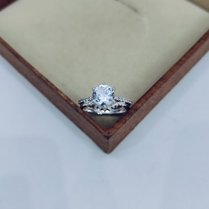 Brudringsset med vita safirer, rundslipad förlovningsring med vita safirer i 925 sterlingsilver, vigselring, aprils födelsesten
