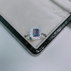 ヴィンテージ アレキサンドライト エンゲージリング、925スターリングシルバー ハンドメイド カラーチェンジ アレキサンドライトリング（ハロー付き）、6月の誕生石、記念日のギフト