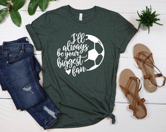 Op de afbeelding: Een groen T-shirt met een witte voetbalafbeelding en de tekst "I'll always be your biggest fan".