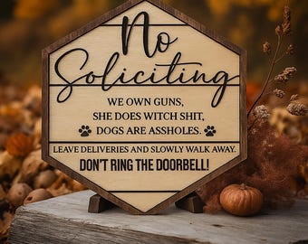 Könnte beinhalten: Sechseckiges Holzschild mit dem Text "No Soliciting" und anderen humorvollen Phrasen. Das Schild hat einen dunkelbraunen Rahmen und eine hellbraune Mitte. Ein kleiner Kürbis liegt daneben.