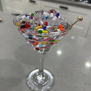 オーバードーズピルマティーニグラス - 樹脂製フェイクマティーニ - バーカート - チルピルアート - ポップアート彫刻 - クールなカクテル - ユニークなギフト -