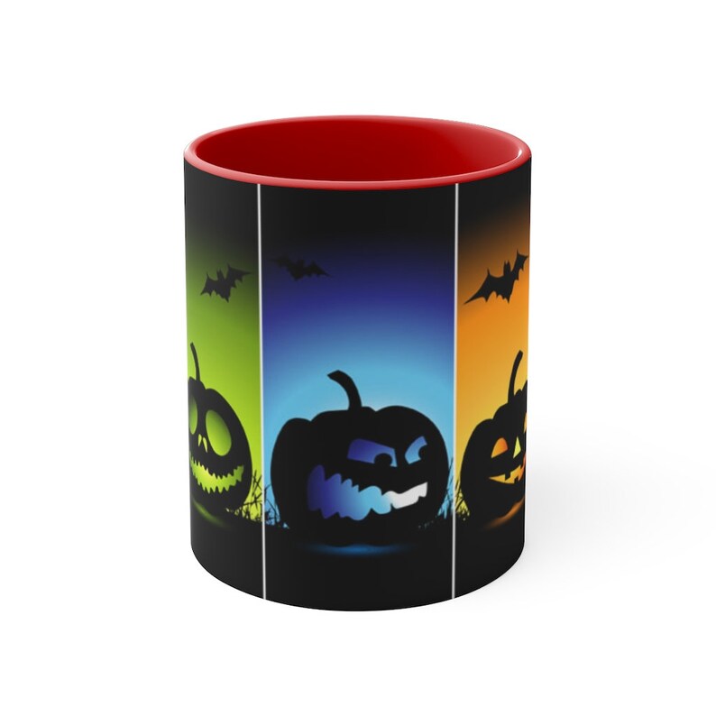 以下が含まれることがあります： 赤と黒のハロウィンのマグカップで、異なる色の背景を持つ3つのジャック・オ・ランタンのデザインが施されています。ジャック・オ・ランタンは黒い背景にシルエットで描かれています。