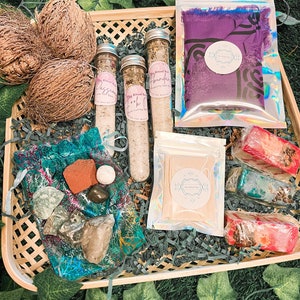 Caixa Misteriosa: Faça seus presentes se destacarem! Desfrute de uma surpresa única com cristais, cartas de tarô, sálvias, chás, produtos de banho e muito mais!