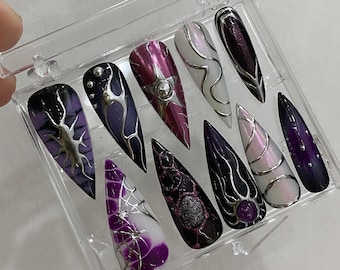 Ongles pressés argent métallisé style libre, faux ongles stylet longs personnalisés, ongles style gothique gothique emo pour anniversaire