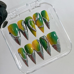 3D Metallic Silber auf Grün Stiletto Drücken Sie auf den Nagel, Benutzerdefinierte Chrom Fake Nägel, Emo Y2K Goth Gothic Style Nägel für Geburtstagsfeier