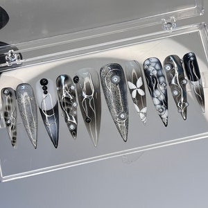 Style libre noir et blanc floraison très longue presse aiguille sur les ongles, faux ongles gothiques peints à la main, ongles emo chrome Y2K